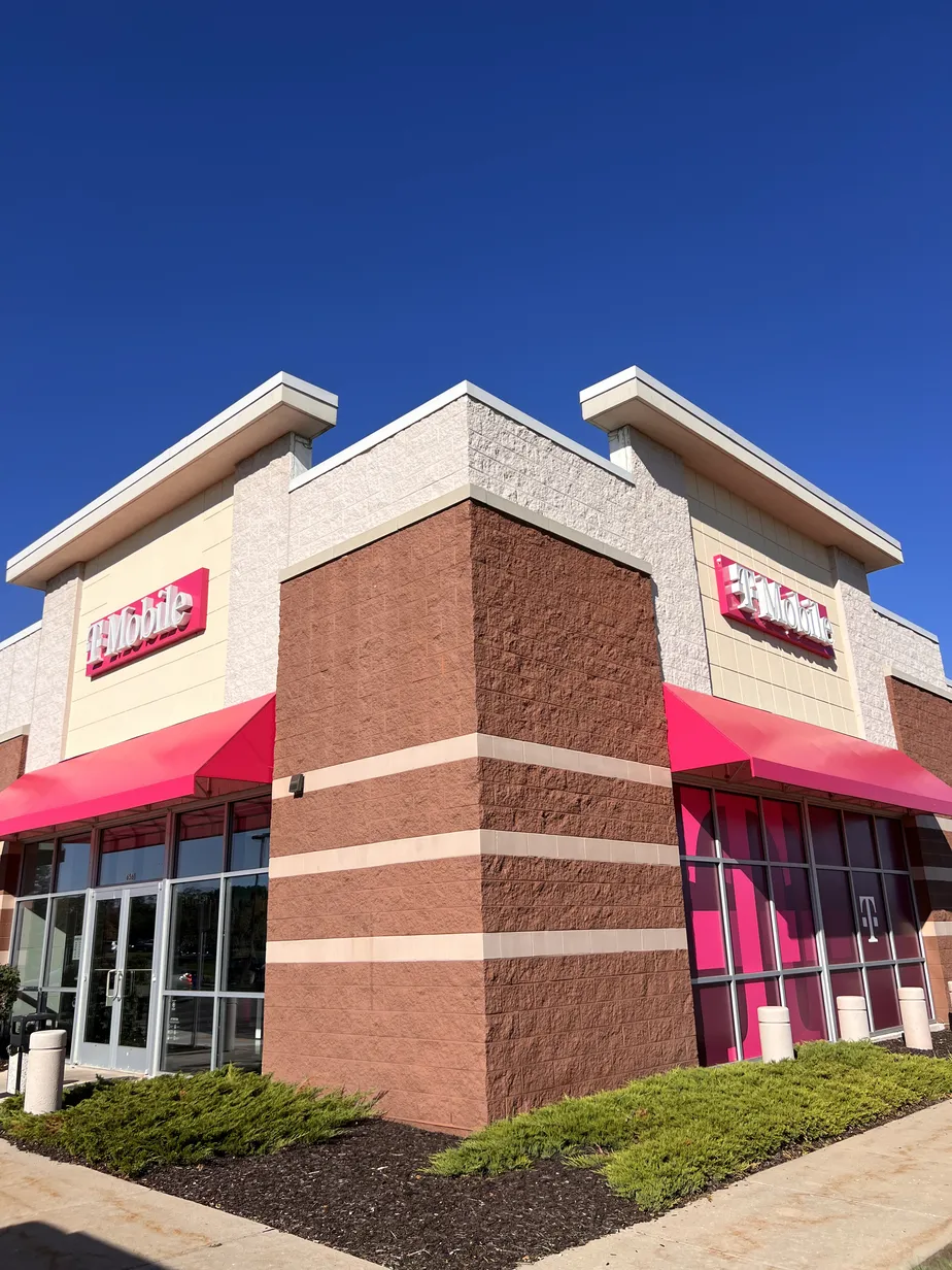  Exterior photo of T-Mobile Store at Edwards & Main, Lake Geneva, WI 