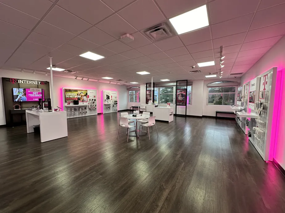  Interior photo of T-Mobile Store at N Bluff Dr & University Ave, Fulton, MO 