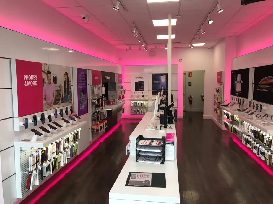 Foto del interior de la tienda T-Mobile en E 170th St & Walton Ave, The Bronx, NY