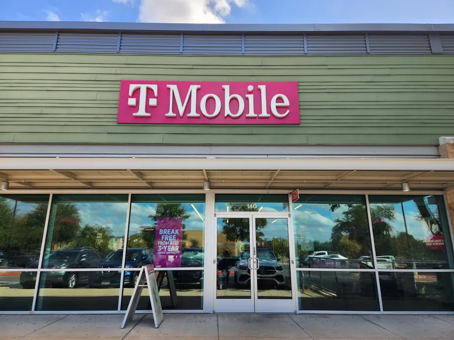 Foto del exterior de la tienda T-Mobile en Lakeline Market, Austin, TX