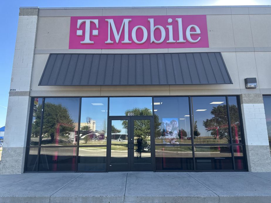 Exterior photo of T-Mobile Store at Dumas & Bliss, Dumas, TX