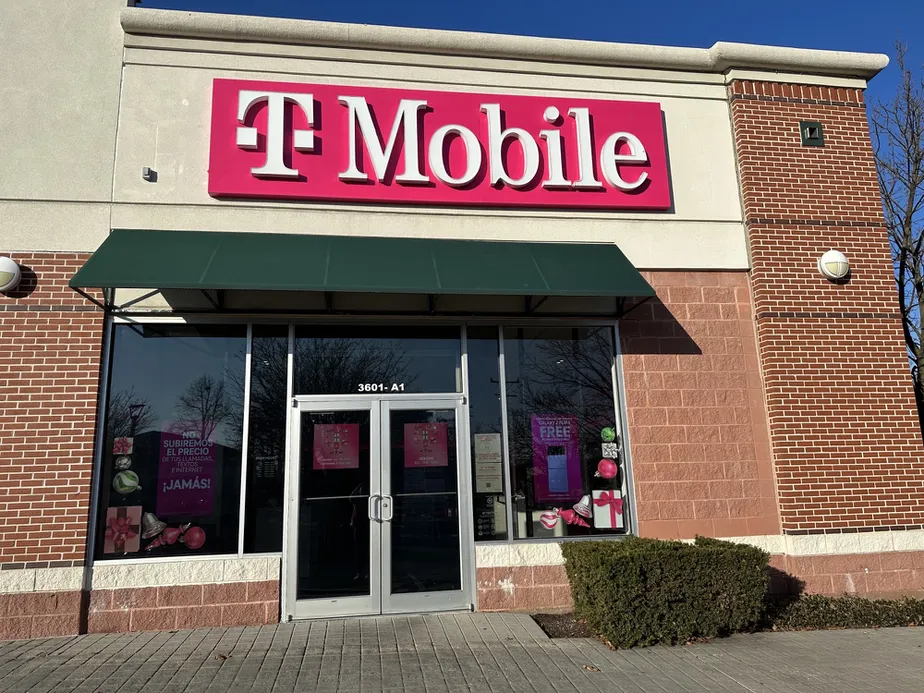Foto del exterior de la tienda T-Mobile en Belcrest Rd, Hyattsville, MD