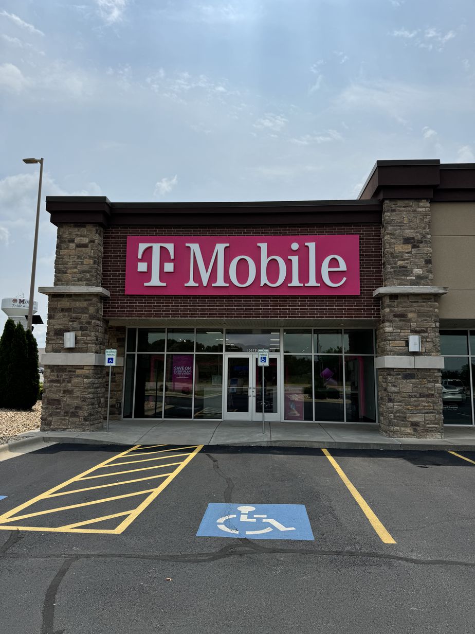  Exterior photo of T-Mobile Store at US Hwy 60 & Chapell Dr, Monett, MO 