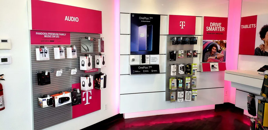 Foto del interior de la tienda T-Mobile en McHenry & Union 2, Modesto, CA