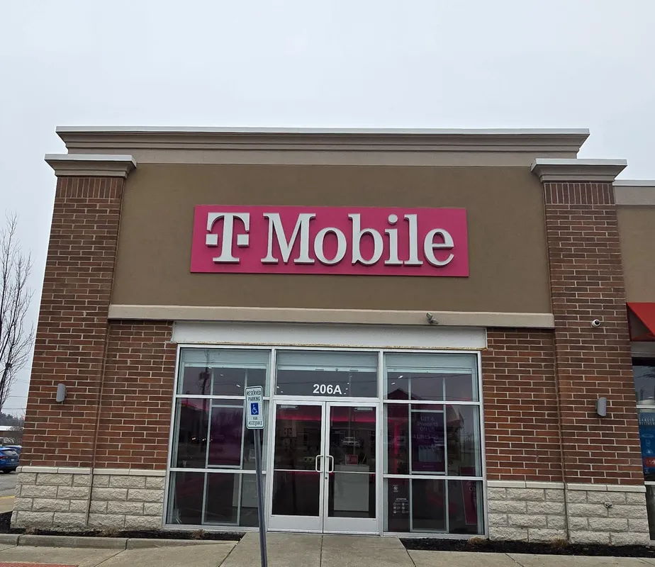 Foto del exterior de la tienda T-Mobile en W Ireland Rd & Michigan St, South Bend, IN