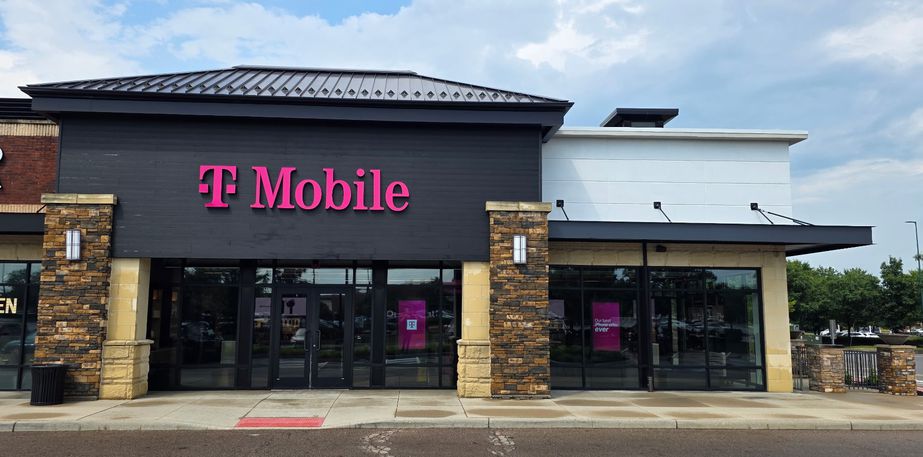  Exterior photo of T-Mobile Store at Polaris Towne Center, Columbus, OH 