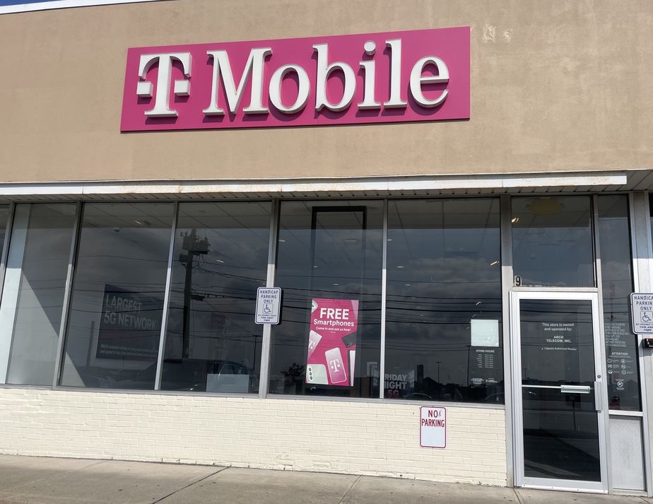 Exterior photo of T-Mobile Store at Route 211 & Bert Crawford, Middletown, NY