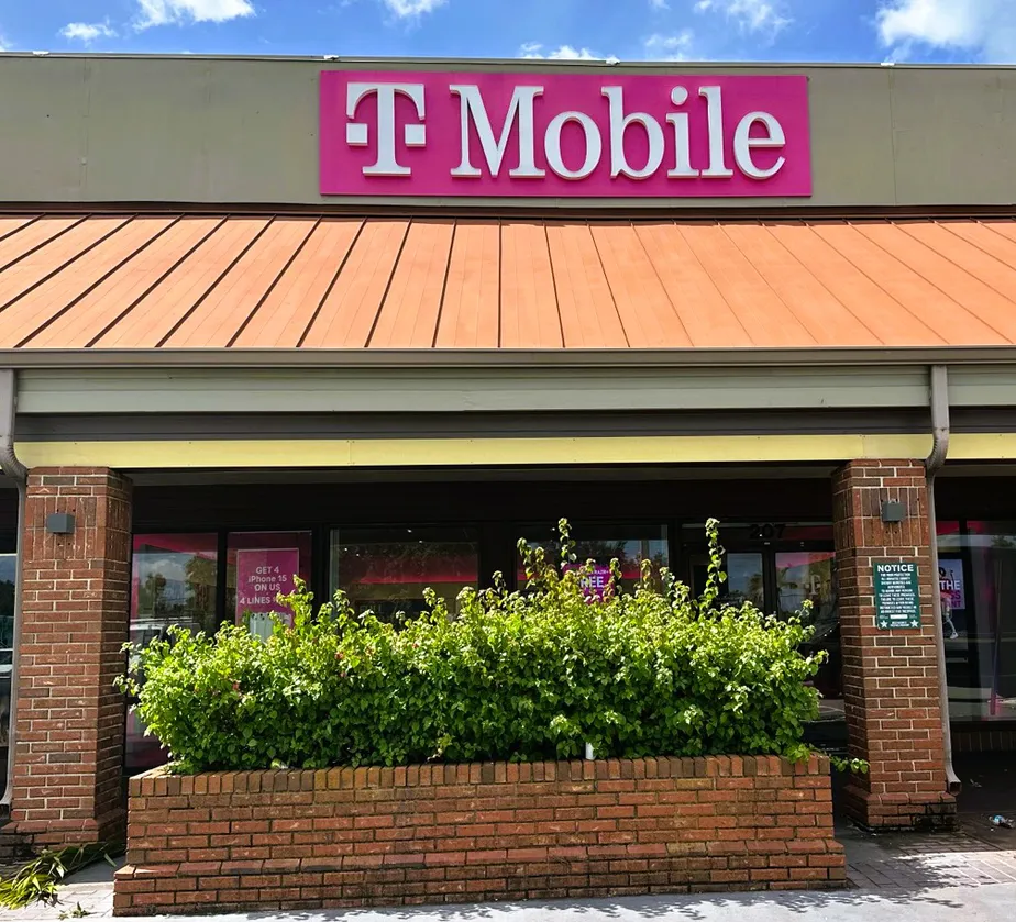  Exterior photo of T-Mobile Store at Fairview & Grandview, Simpsonville, SC 