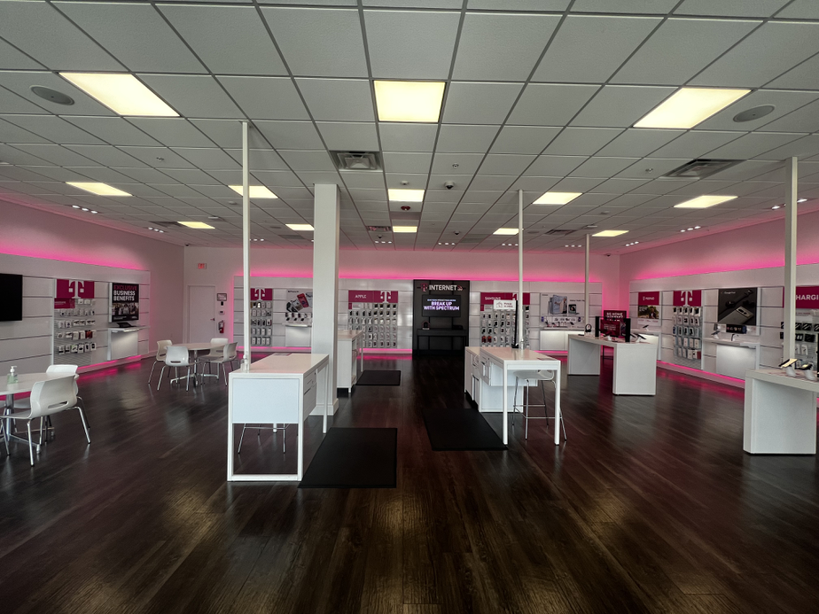 Foto del interior de la tienda T-Mobile en Marketplace at Altamonte, Altamonte Springs, FL