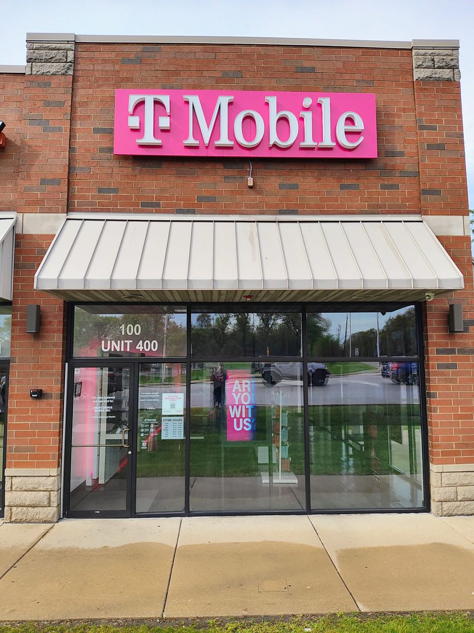 Exterior photo of T-Mobile Store at Ridge & Broad, Griffith, IN
