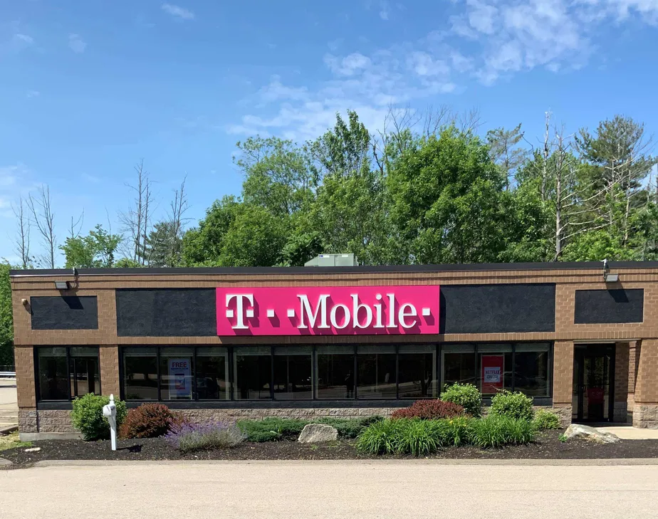 Exterior photo of T-Mobile store at Woodbury Ave & Durgin Lane, Portsmouth, NH
