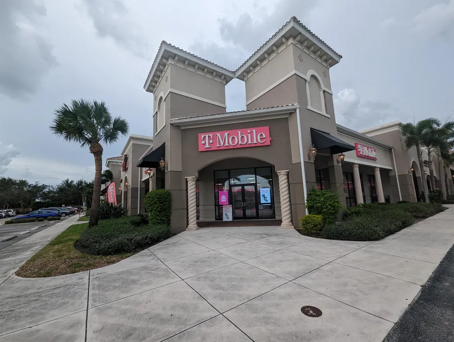 Exterior photo of T-Mobile Store at S Tamiami Trl & Andrea Ln, Fort Myers, FL