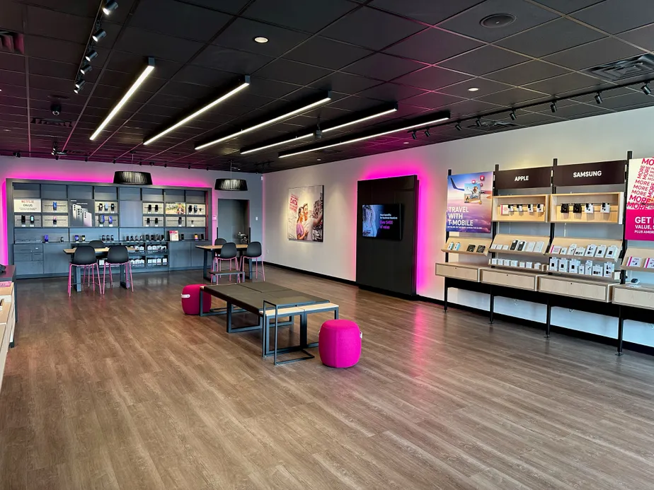 Foto del interior de la tienda T-Mobile en Genesee & Main, Oneida, NY