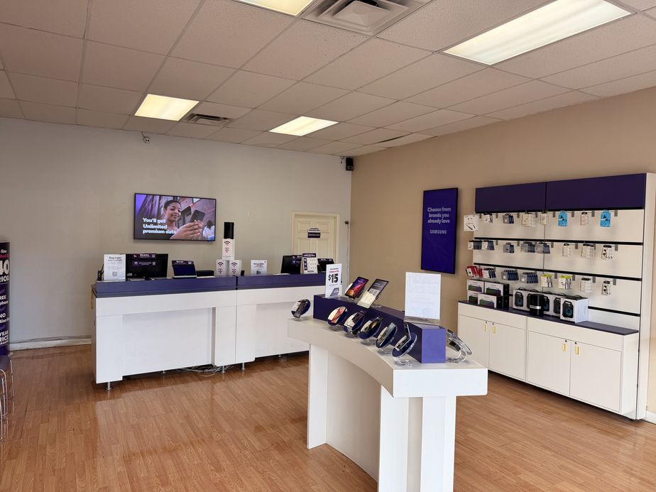 Metro by T-Mobile 10060 McCombs St - 10060 McCombs St 