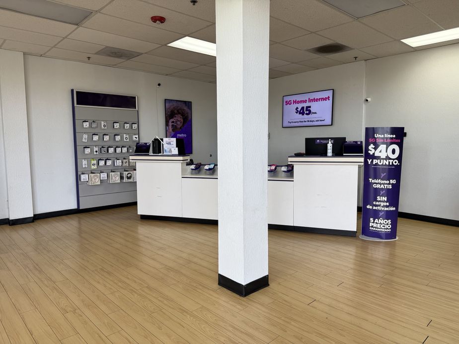 Metro by T-Mobile 1901 Silverada Blvd - 1901 Silverada Blvd 