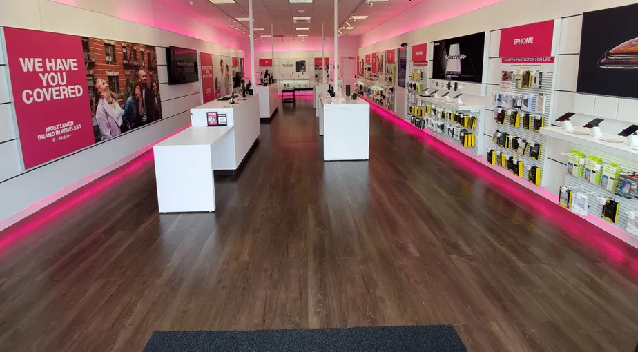 Foto del interior de la tienda T-Mobile en Nathan Ellis Hwy & Market St, Mashpee, MA