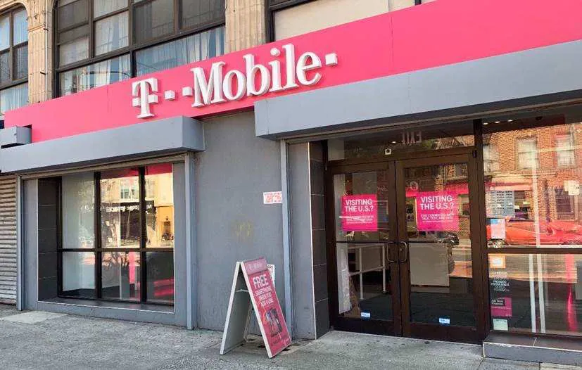 Foto del exterior de la tienda T-Mobile en Utica & Linden, Brooklyn, NY