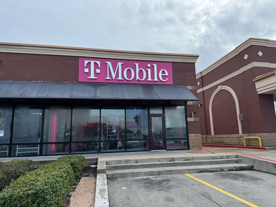 Exterior photo of T-Mobile Store at 61st & Stewart, Galveston, TX