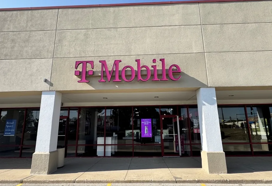 Exterior photo of T-Mobile Store at Plainfield Rd & Voyager Ln, Joliet, IL 