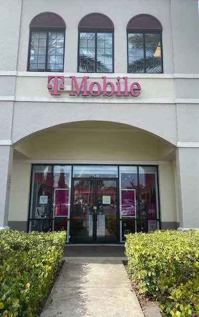 Exterior photo of T-Mobile Store at Dr Phillips, Orlando, FL