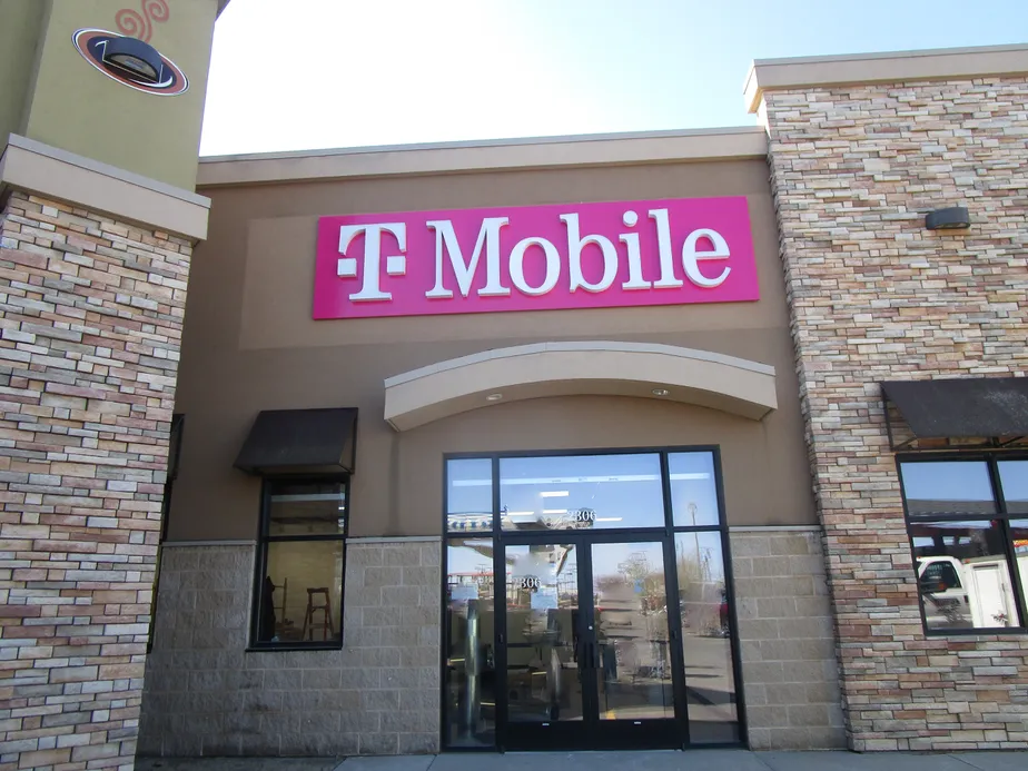 Foto del exterior de la tienda T-Mobile en 6th St & 22nd Ave, Brookings, SD