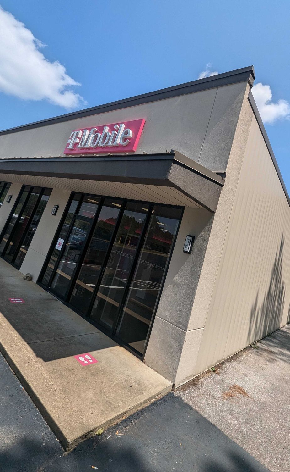 Exterior photo of T-Mobile Store at Wp Malone Rd & Pine St, Arkadelphia, AR