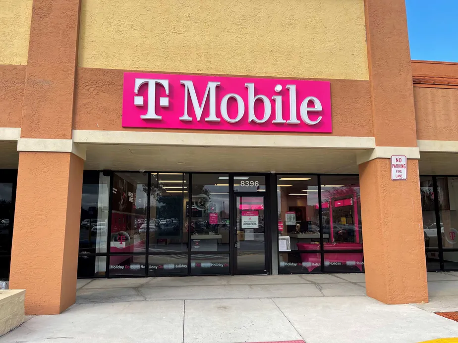 Exterior photo of T-Mobile store at Lockwood Ridge Rd & Reynolds Falls Ct 2, Sarasota, FL