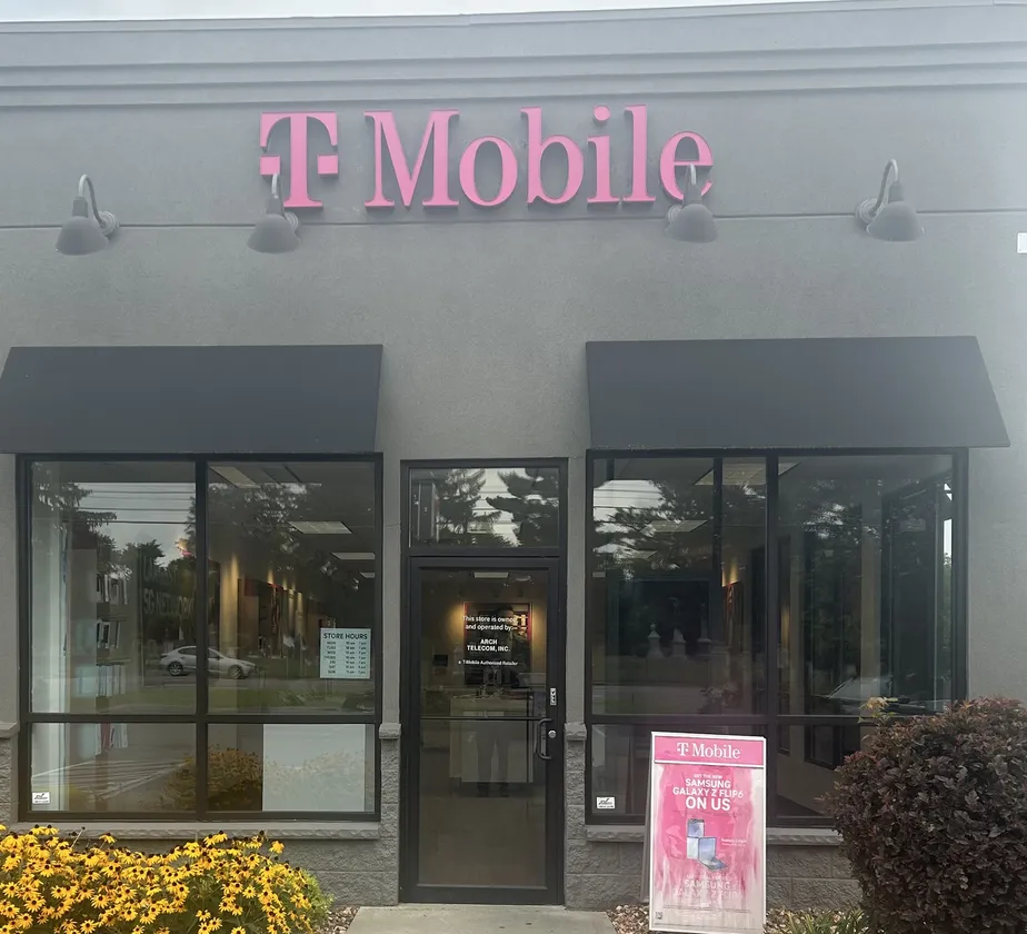  Exterior photo of T-Mobile Store at Seneca Tpke & Sangertown Sq, New Hartford, NY 