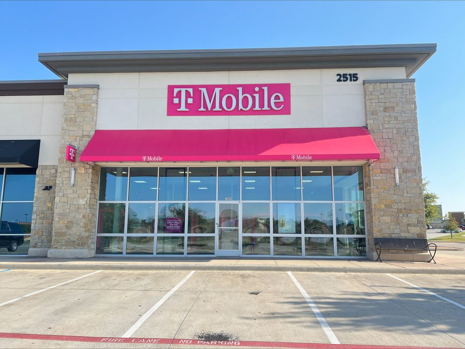 T-Mobile W University Dr & Twn Ctr Trl