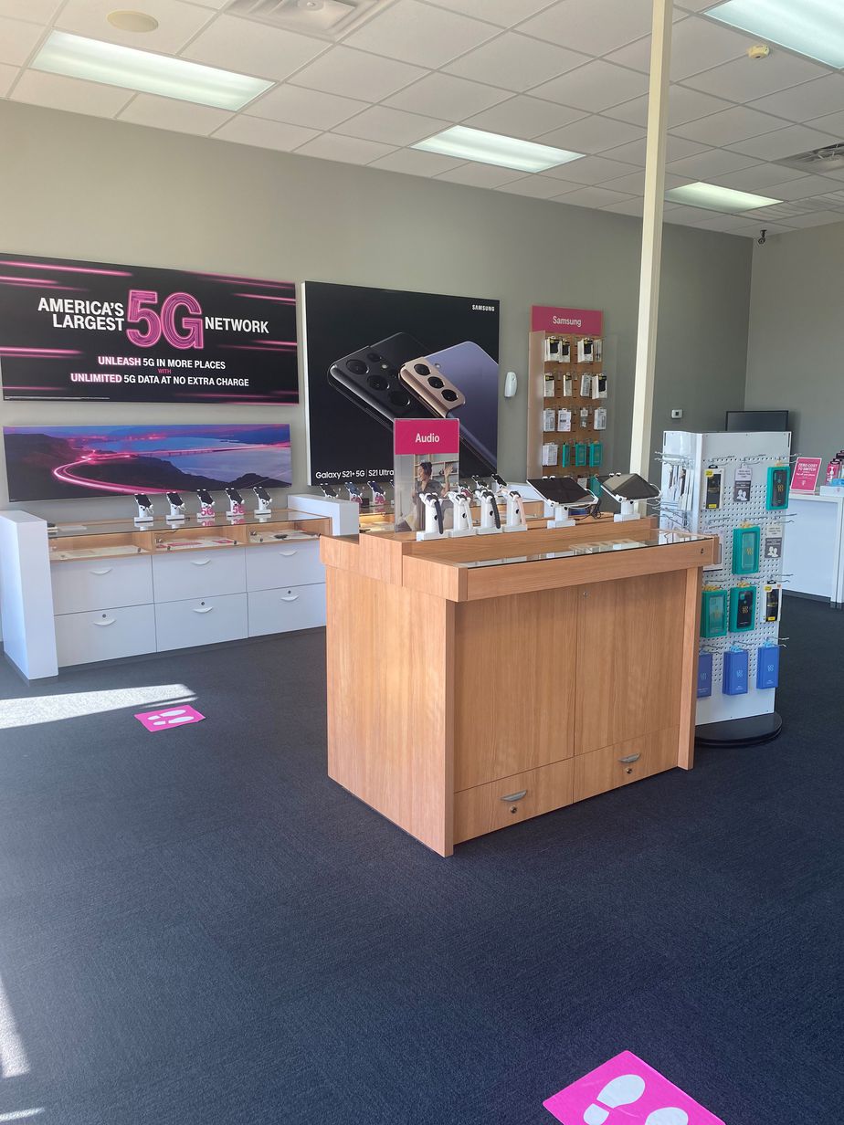 Interior photo of T-Mobile Store at N Canal Blvd & La 20, Thibodaux, LA