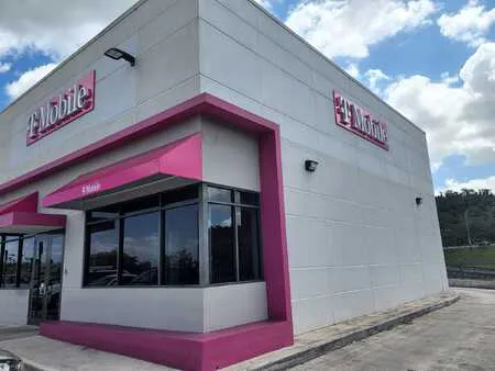  Exterior photo of T-Mobile Store at La Virgencita, Toa Baja, PR 