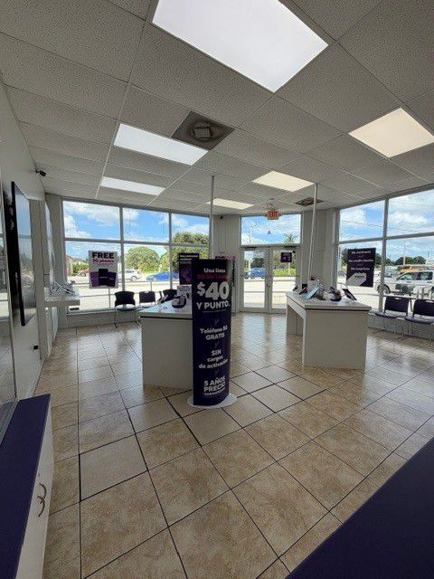 Metro by T-Mobile 2930 Forest Hill Blvd - 2930 Forest Hill Blvd 