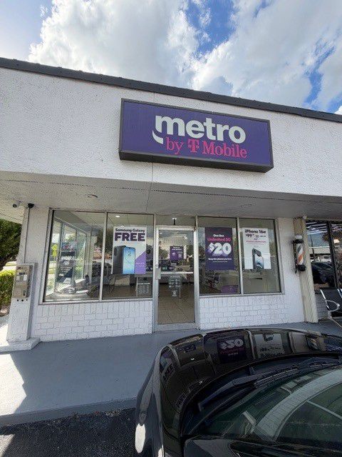 Metro by T-Mobile 4545 Forest Hill Blvd - 4545 Forest Hill Blvd 