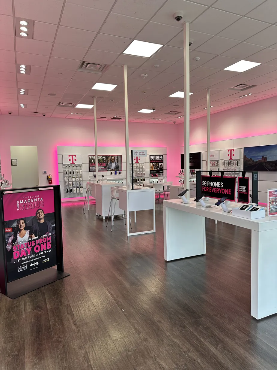 Foto del interior de la tienda T-Mobile en Clackamas Town Center, Happy Valley, OR