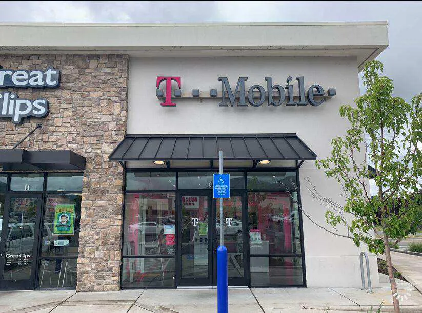 Exterior photo of T-Mobile store at Terry Ln & Grants Pass Pkwy, Grants Pass, OR