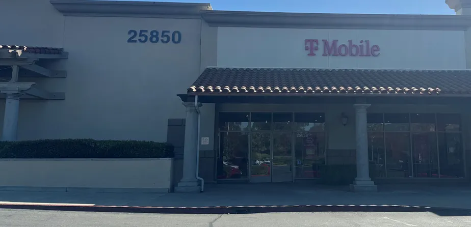 Foto del exterior de la tienda T-Mobile en Valencia Marketplace, Stevenson Ranch, CA