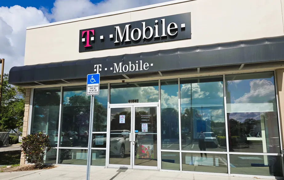  Exterior photo of T-Mobile Store at US Hwy 19 & Tarpon Ave, Tarpon Springs, FL 