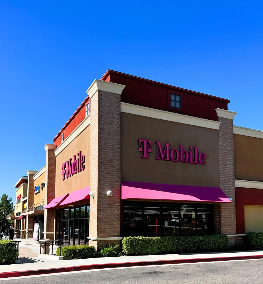 Foto del exterior de la tienda T-Mobile en Gilbert & Malvern, Fullerton, CA