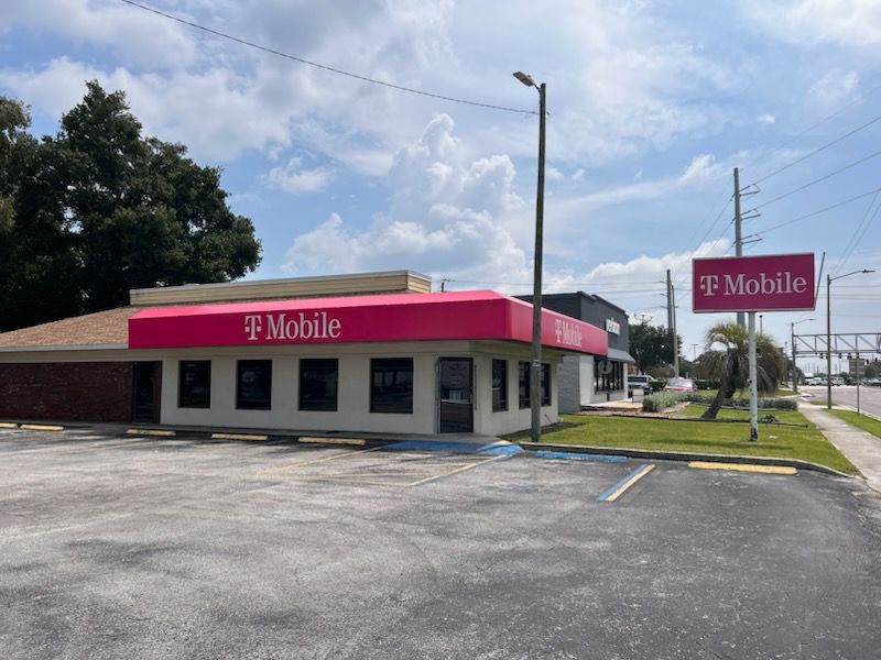 Exterior photo of T-Mobile Store at Havendale Blvd NW & 10th St NW, Winter Haven, FL