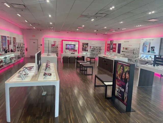 Foto del interior de la tienda T-Mobile en The Springs, Palm Springs, CA