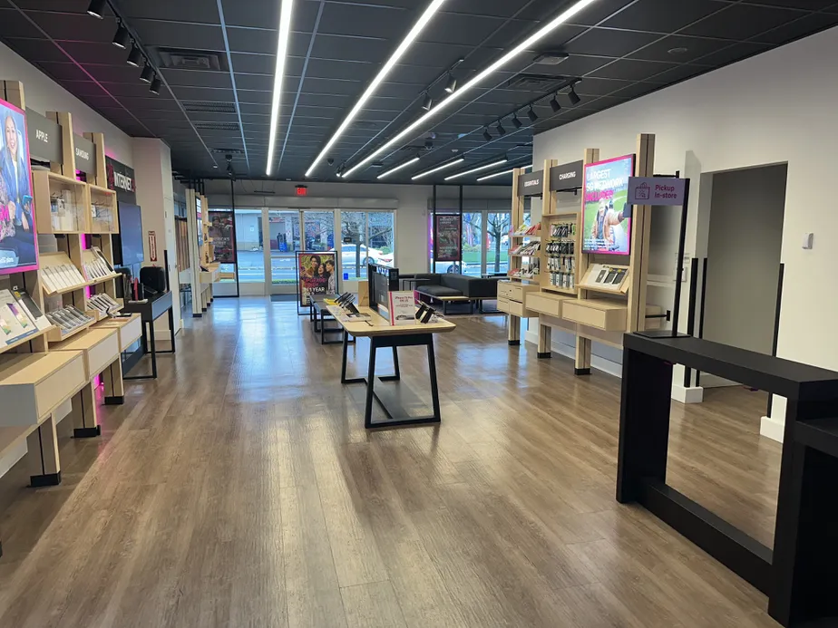 Foto del interior de la tienda T-Mobile en College Ave & Mendocino Ave, Santa Rosa, CA