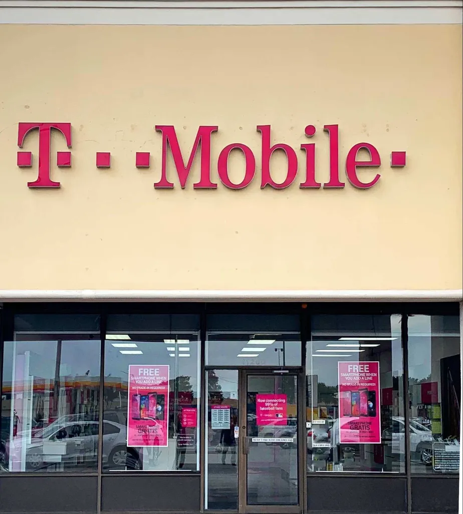 Foto del exterior de la tienda T-Mobile en Fondren Rd & W Belfort Ave, Houston, TX