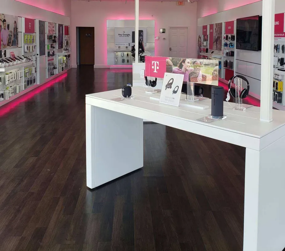 Foto del interior de la tienda T-Mobile en S 27th St & S Riverwood Blvd, Franklin, WI