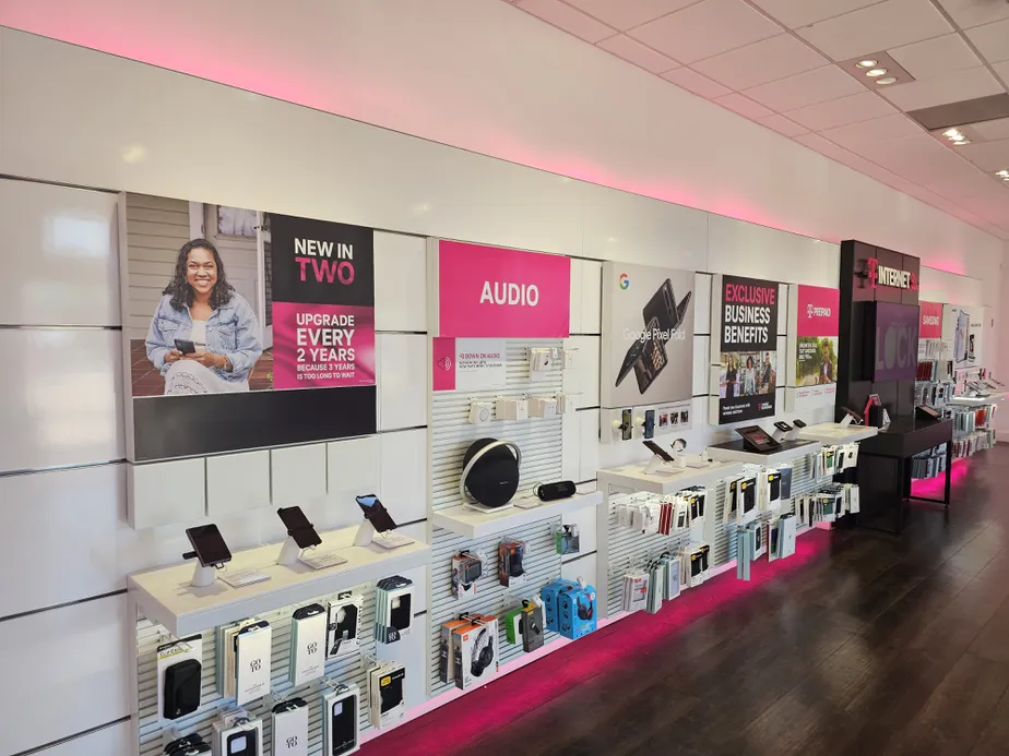 Foto del interior de la tienda T-Mobile en Harmony Marketplace, Fort Collins, CO