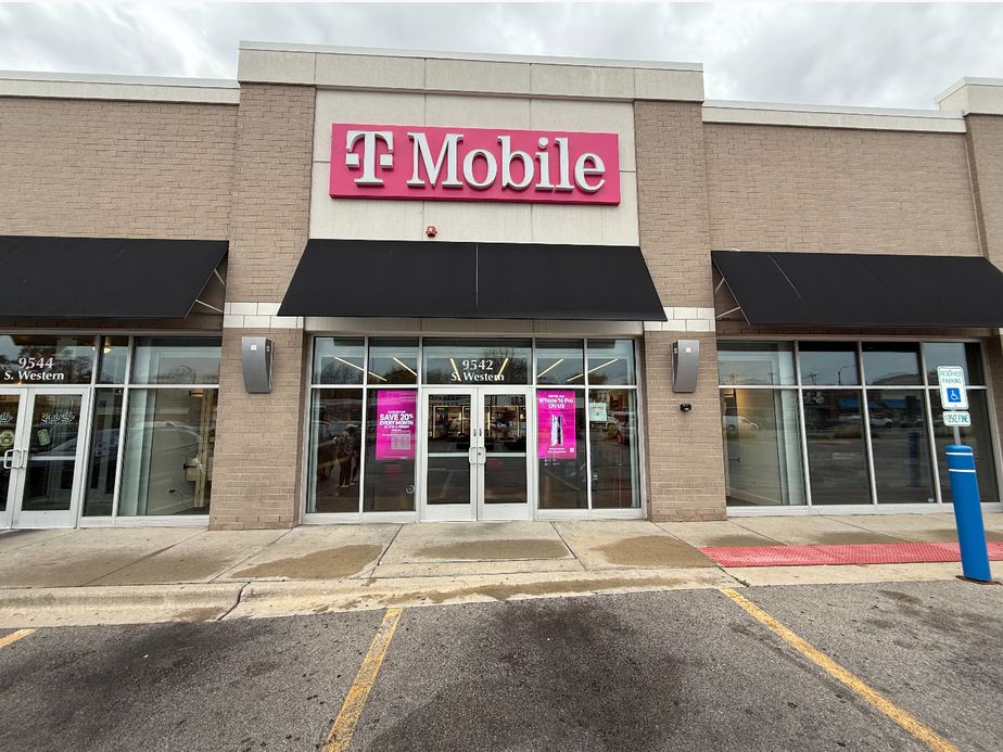 Exterior photo of T-Mobile Store at Western & 95th, Evergreen Park, IL