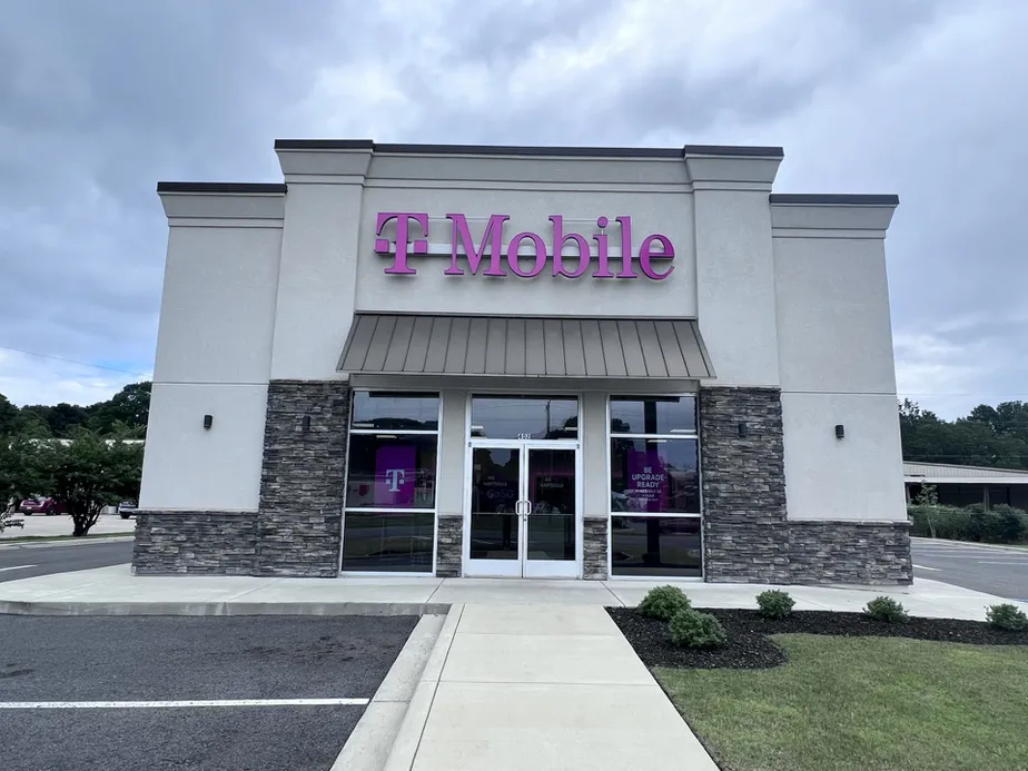Exterior photo of T-Mobile Store at Hartselle Hwy 31 & Main St, Hartselle, AL