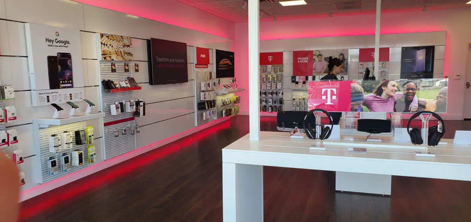 Foto del interior de la tienda T-Mobile en E 5th St & Overland Ave, Burley, ID