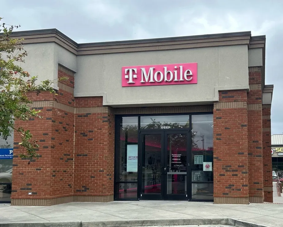  Exterior photo of T-Mobile Store at Inner Perimeter Rd & N Oak St, Valdosta, GA 