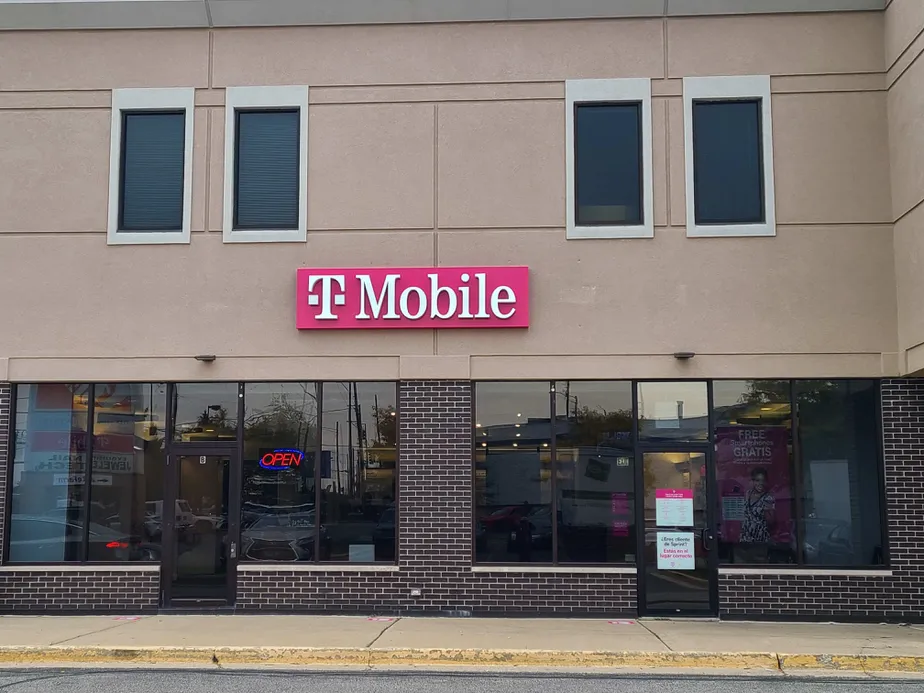 Exterior photo of T-Mobile store at N Rand Rd & E Dundee Rd, Palatine, IL