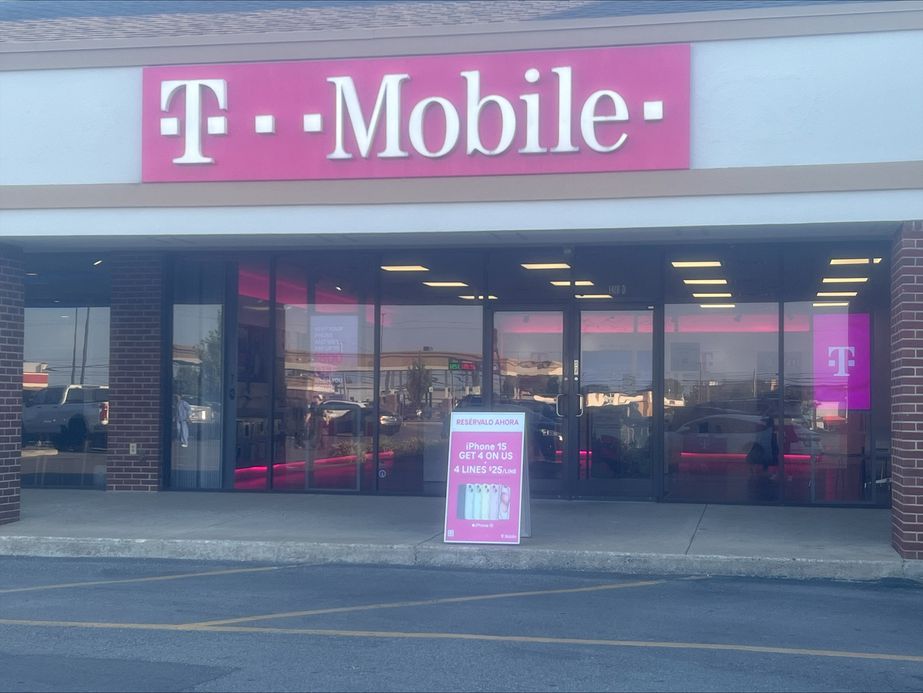 Exterior photo of T-Mobile Store at W Main St & Rocky Rd, Lebanon, TN